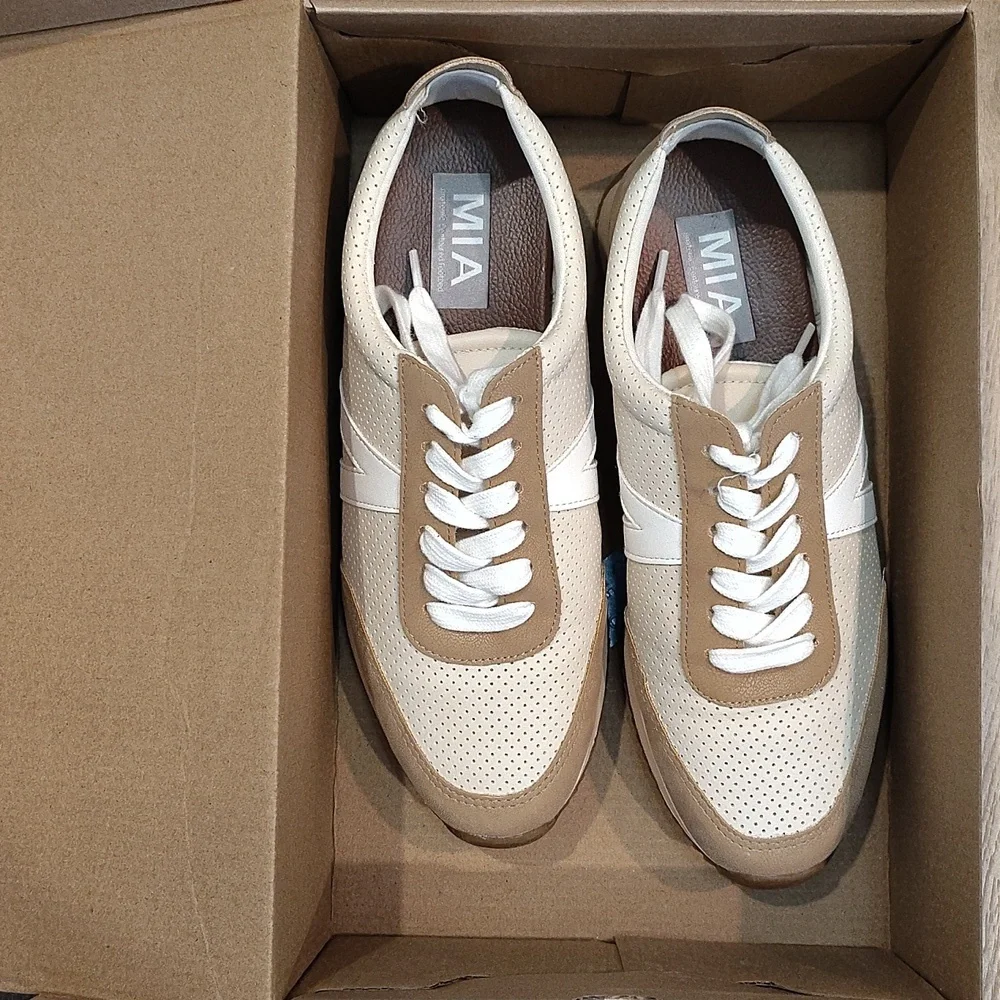 MIA Kabel P Shoes Women's Sz 7 Tan/White Retro Style Faux Suede Accents - Picture 7 of 7
